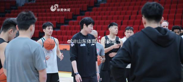 B体育体育官方-山东高速队主教练赞叹球队团结合作精神