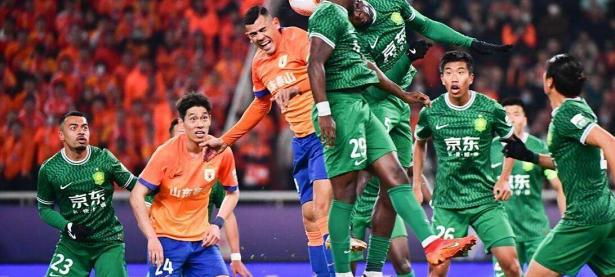 B体育体育官方-关于中国足球聚焦顶尖球队对决，冠军归属悬念重重的信息