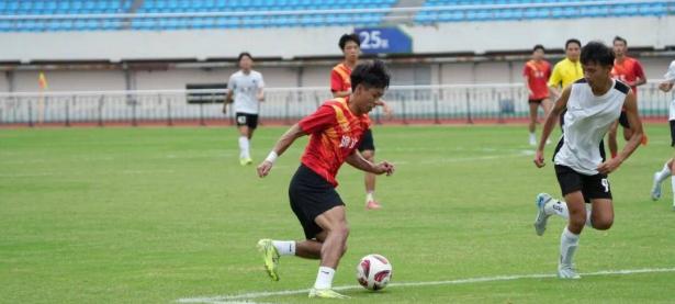 B体育体育网页版入口-激战正酣，足球巨星斗志昂扬