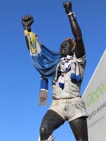 B体育体育培训-利兹联法老城凯旋之夜，新援发威引领先锋