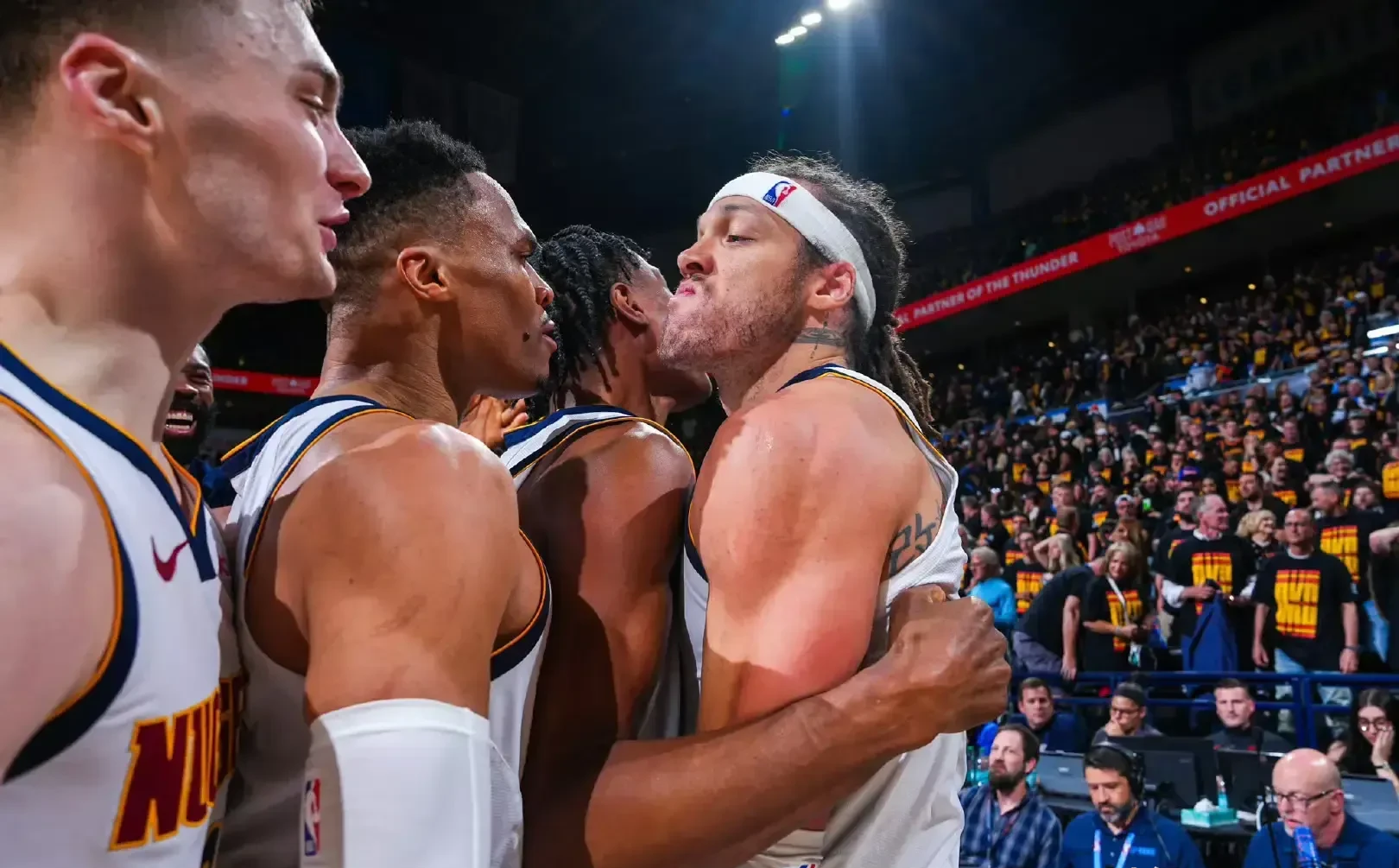 紧张比赛屡见绝杀,场面激烈! 紧张比赛屡见绝杀,场面激烈!