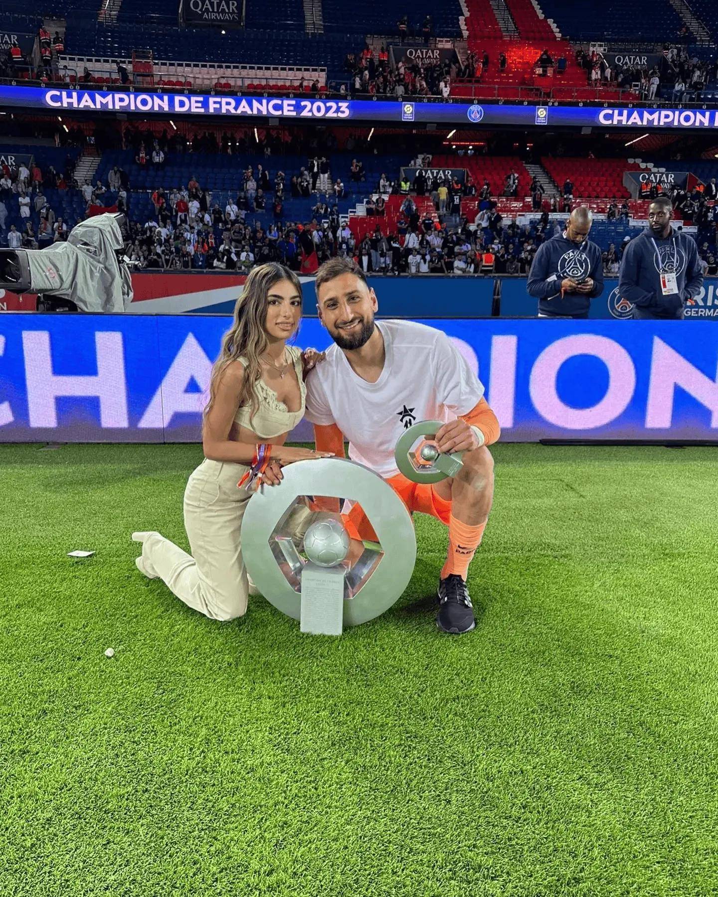 曼城宣布签下巴黎圣日耳曼新援，引发球迷热议的简单介绍