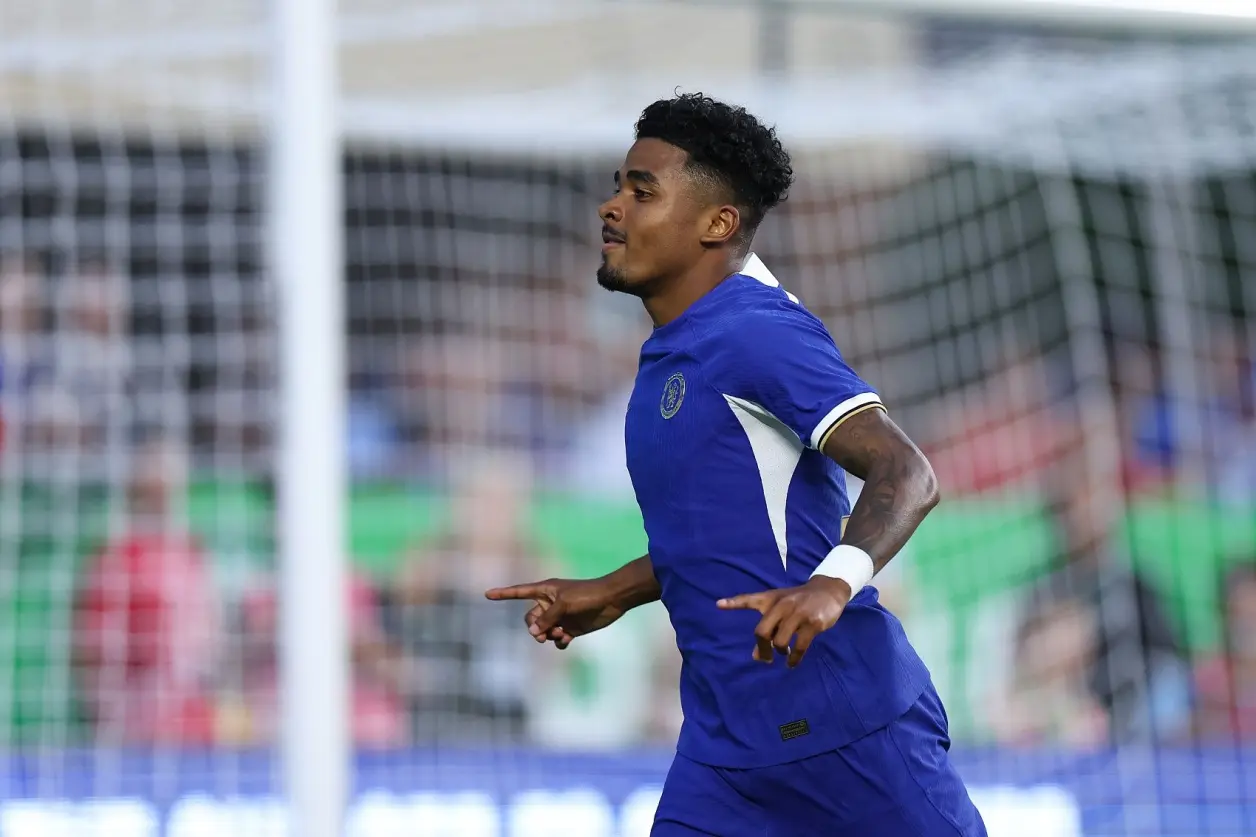 切尔西铁卫突然退役,球迷为其送别 切尔西铁卫突然退役,球迷为其送别