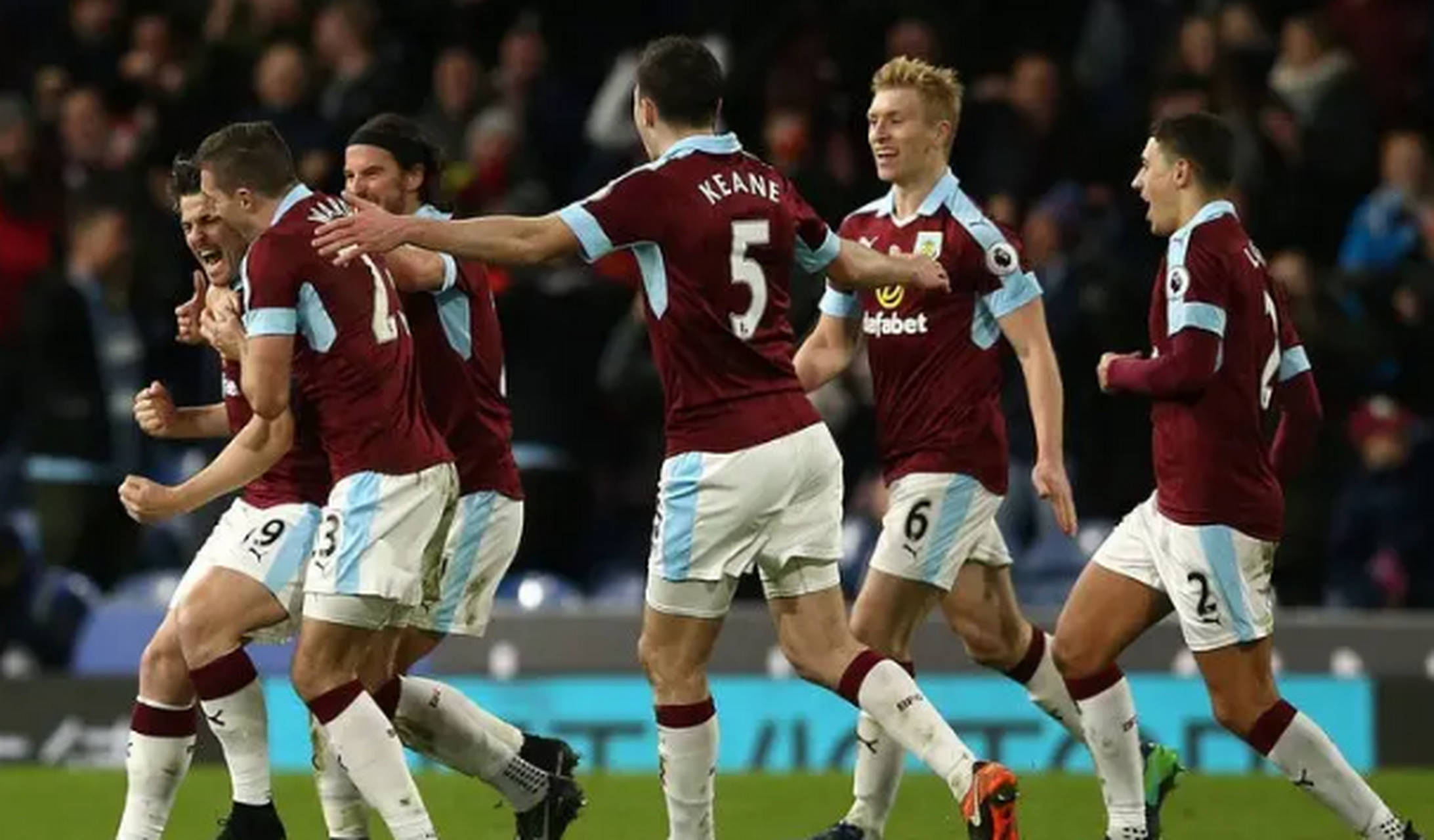 竞争激烈决胜时刻，球员们全力以赴的简单介绍