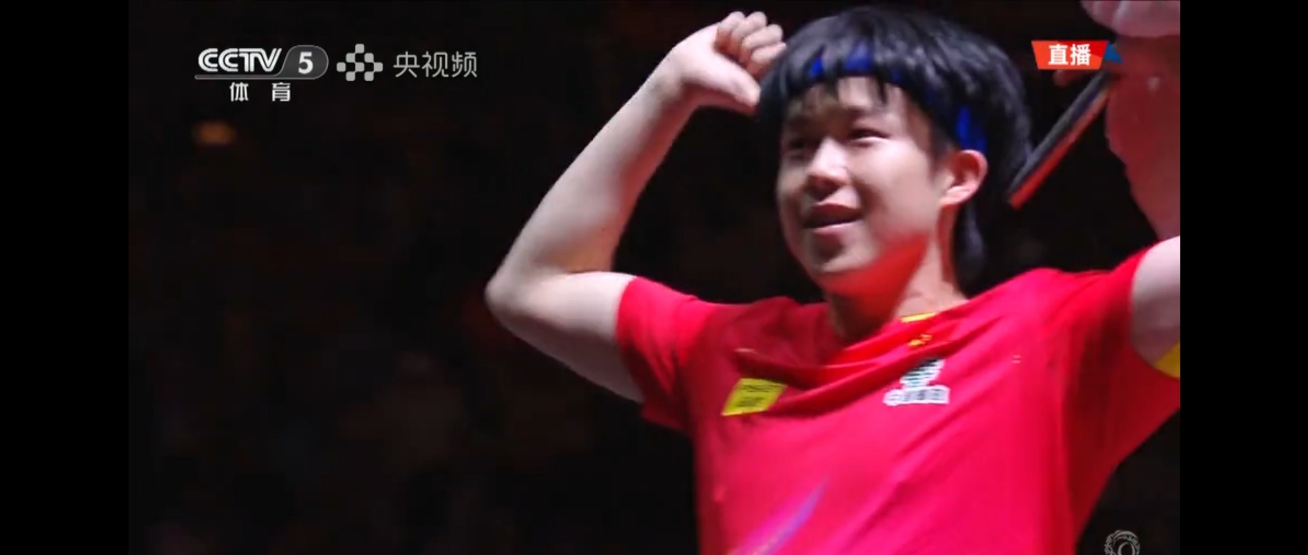 赛场上球员的果敢拼搏赢得掌声的简单介绍