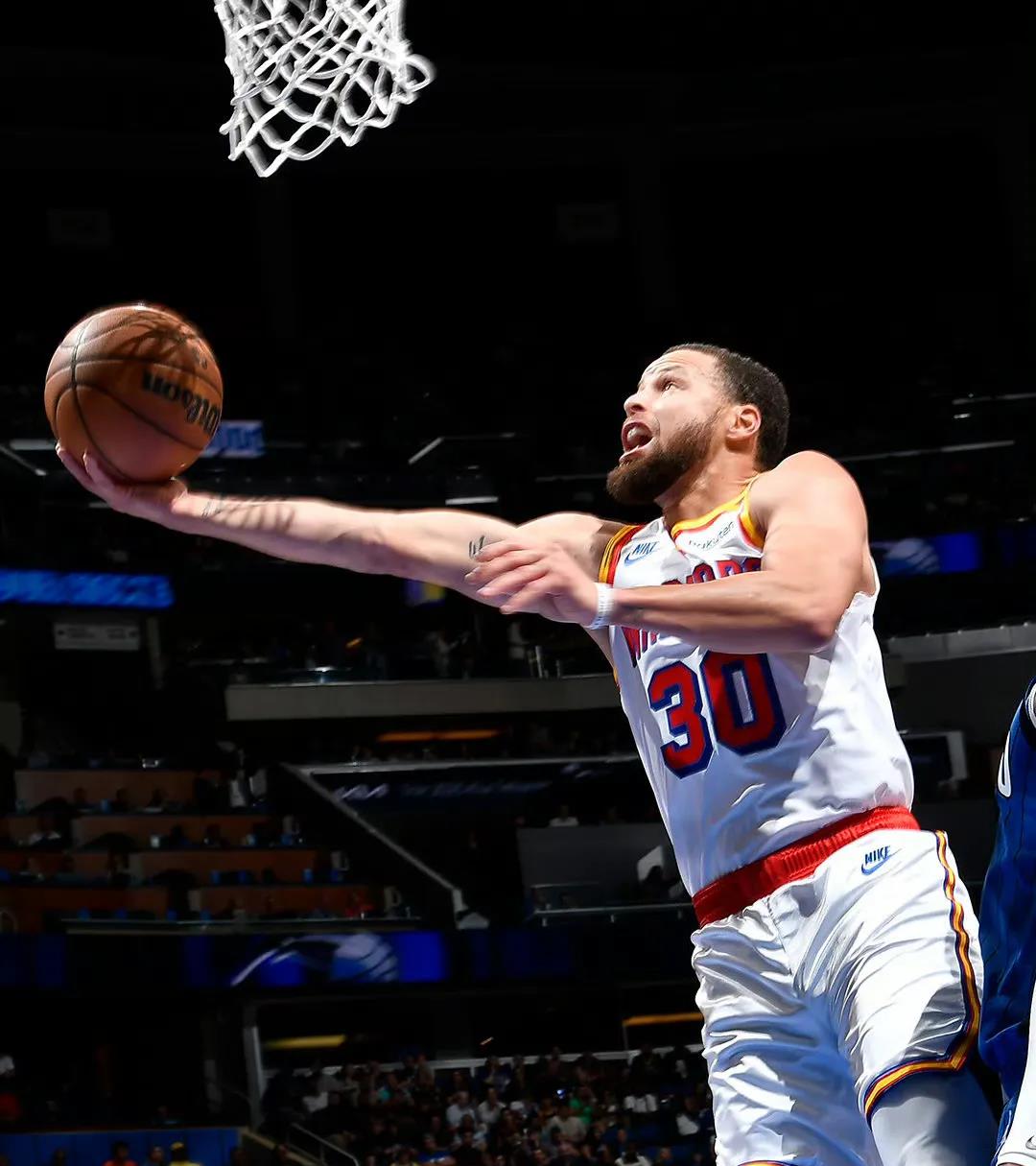 马刺擒下奇才,库里持续发力 马刺擒下奇才,库里持续发力