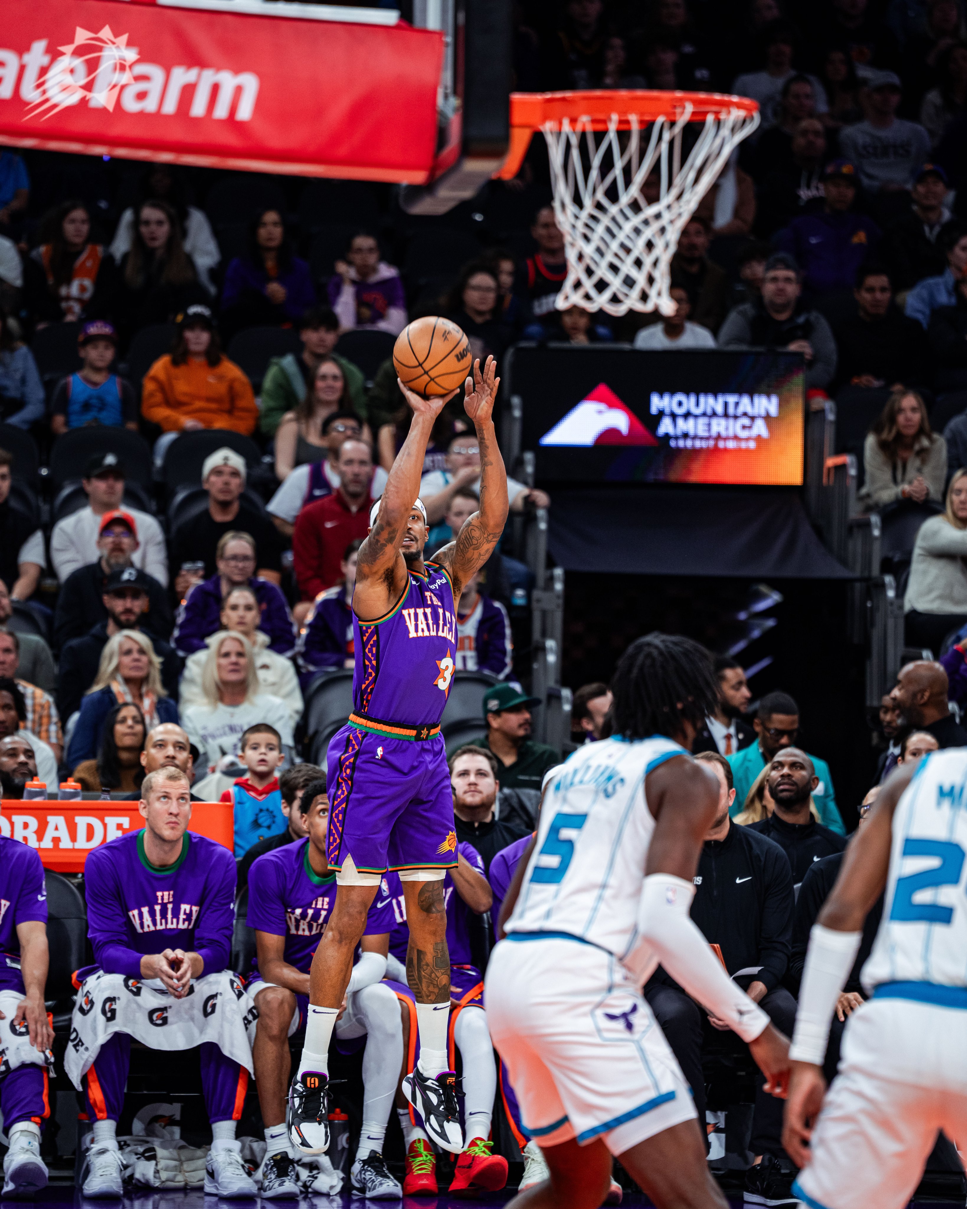 黄蜂客场击败雄鹿,重获胜利 黄蜂客场击败雄鹿,重获胜利