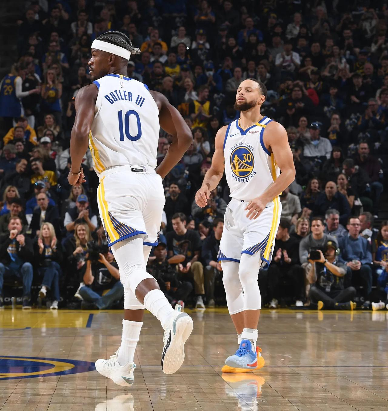 包含快船大胜马刺，拿下五连胜追赶西部前列的词条