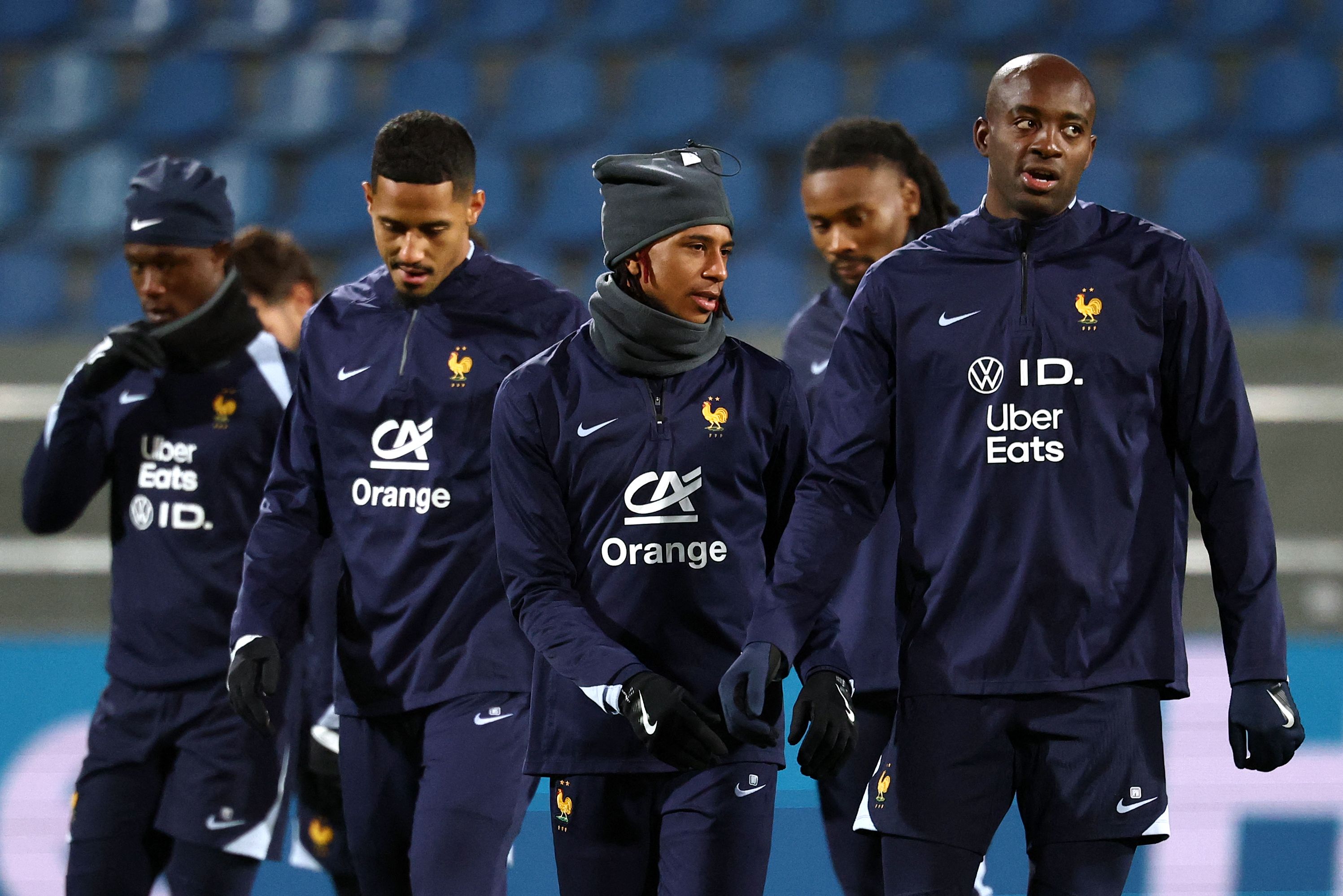 包含法国杯赛上演激烈对抗，尘封冠军诞生的词条