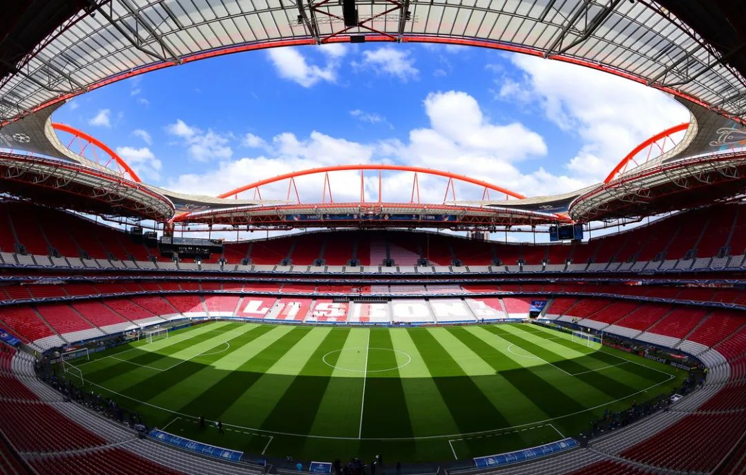 包含精彩足球赛季全面开启，球场热闹非凡的词条