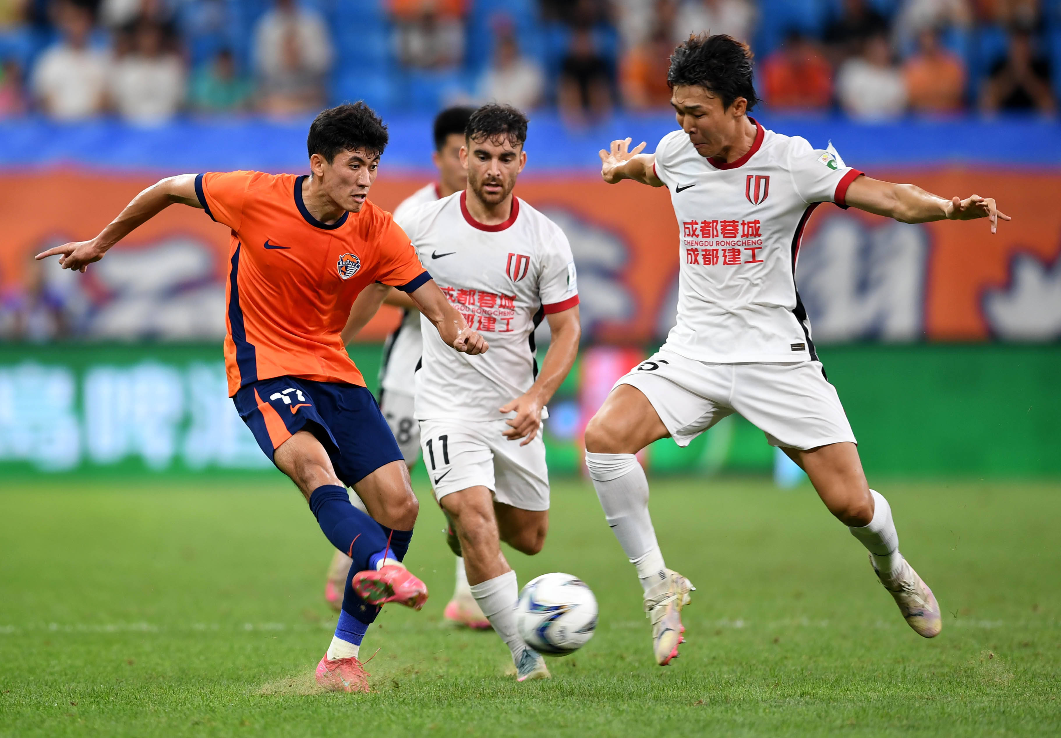 足球比赛激烈对抗,体育场上风起云涌 足球比赛激烈对抗,体育场上风起云涌