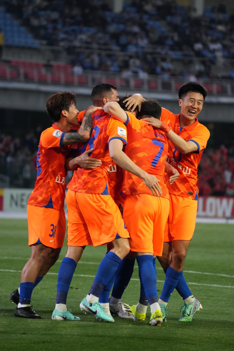 足球比赛激烈对抗,体育场上风起云涌 足球比赛激烈对抗,体育场上风起云涌